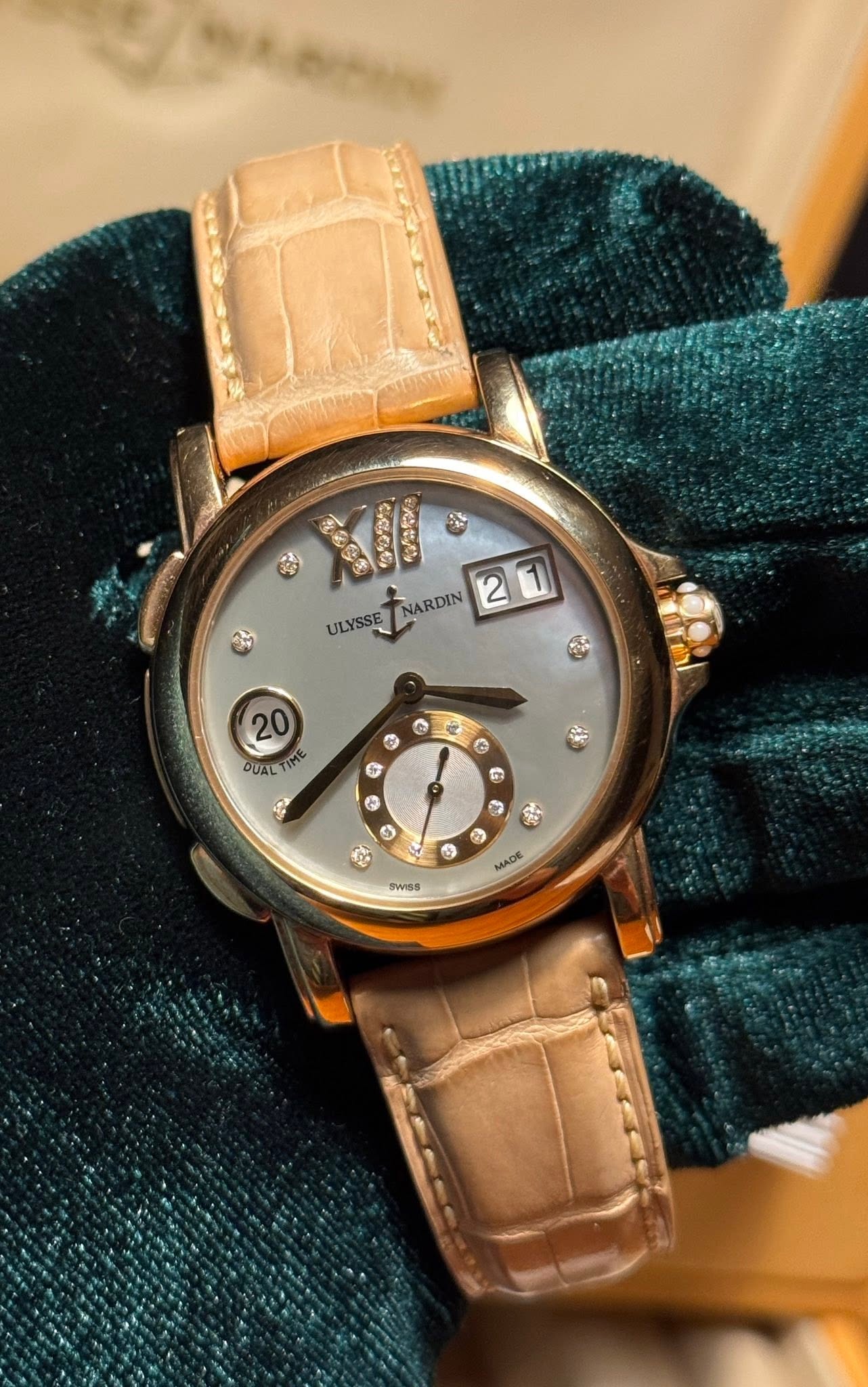 May be an image of wrist watch and text that says '无め感 GGG5 55 だセン NARDIN 2 1 ULYSSE 20 DUAL DUALTIME DUANTINE TIME 0 S © D e S ዲይ ট D SWISS MADE'