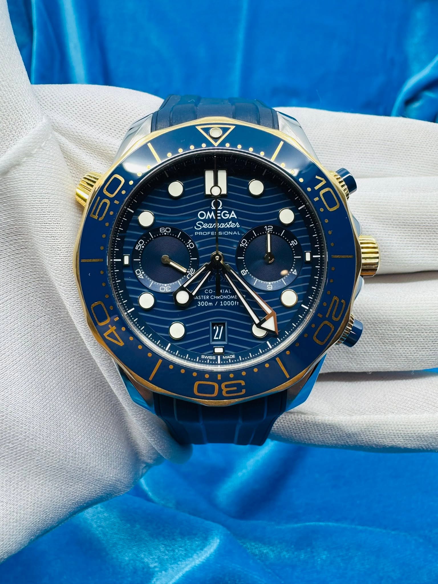 May be an image of wrist watch and text that says 'IMI ن 60 1 S2 OMEGA Sear Seamaster Sear saster DROFE: SIONAL SIONA DEE မိး 10 7 O ลง O メル 1% 4 300m 1000f 4 SWaS :0'