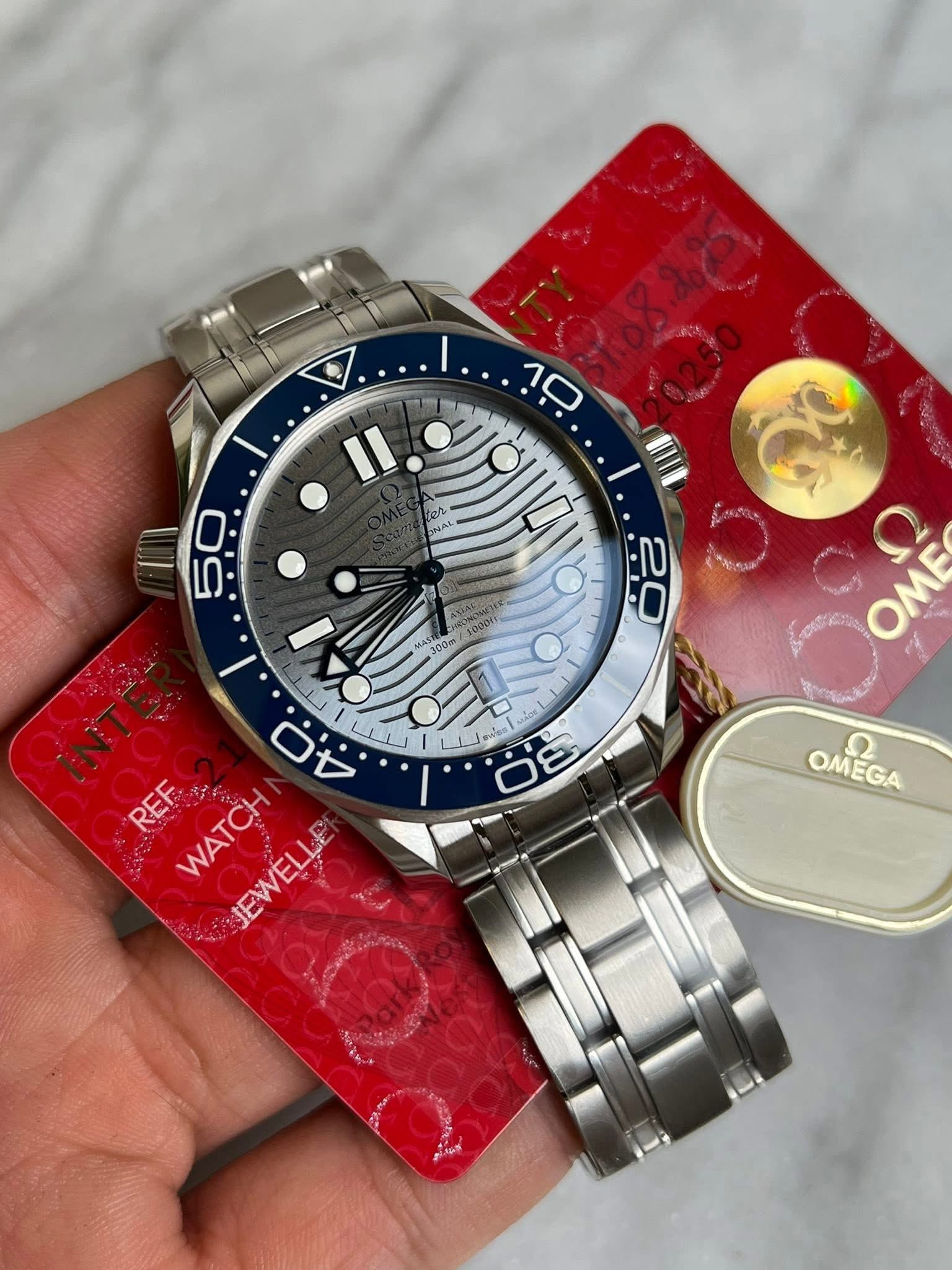 May be an image of wrist watch and text that says '10 HosaX ONAL 50 3o0m/ 20 OME INTE REF "ាខ 0 ကြခ်ခ 50/ ○な لالا Lee WATCH WATCH JEWELL SEWELLE うンル OMEGA OMEGA'