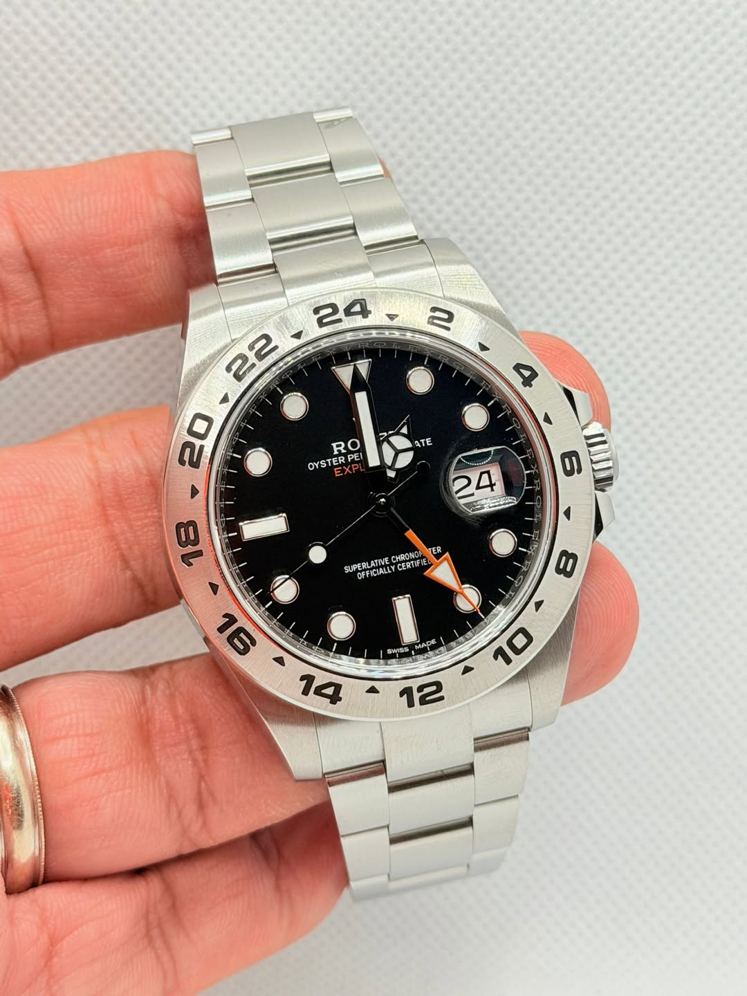 May be an image of wrist watch and text that says ' ATE RO OYSTER TERPE EI 24 SE 6 III 18 CHRONOT LR SUPERLATO CERTU OFFICIALLY 8 96 ADE DL 10 บ ι 01'