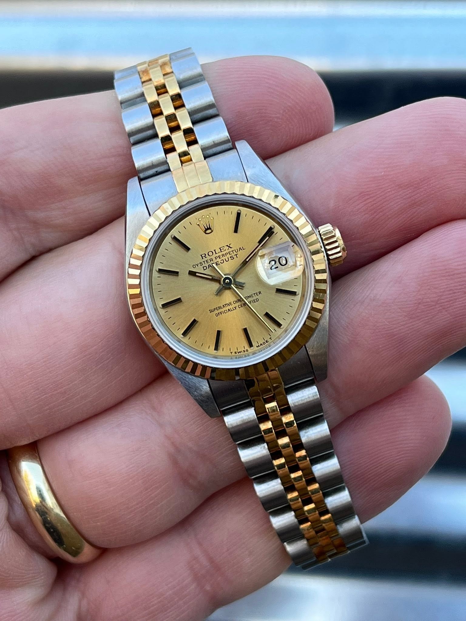 May be an image of wrist watch and text that says 'ROLE ePETUAL 5X VAL OYSTER YSTERPERPET TER EOUST SUS PERPETUAL OY DAN 20 OMETEN STTER FIED SUPERLATIVE TO OFFICIAL FFICIALLY I 0…
