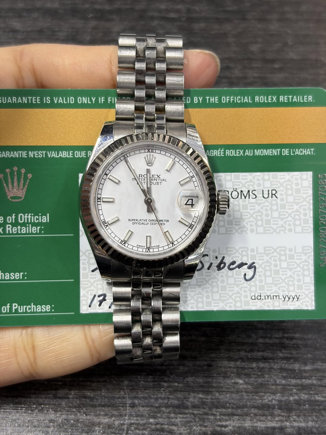 May be an image of wrist watch and text that says 'UARANTEE IS VALID ONLY IF FI DC DBY D BY THE OFFICIAL ROLEX RETAILER. ARANTIE N'EST VALABLE QUE R ሀን GRÉÉ ROLEX AU MOMENT DE…
