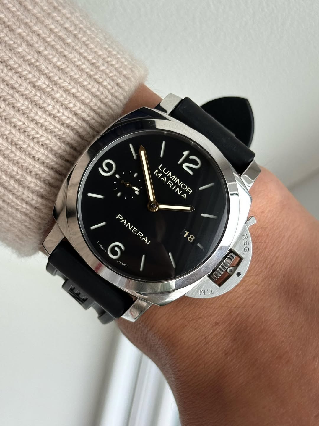 May be an image of wrist watch and text that says 'و ۱ 12 MARINA MARIR M ARINA LUMINOR ΙΝΑ PANERA 6 MaDE 8 REG W'L W お9'