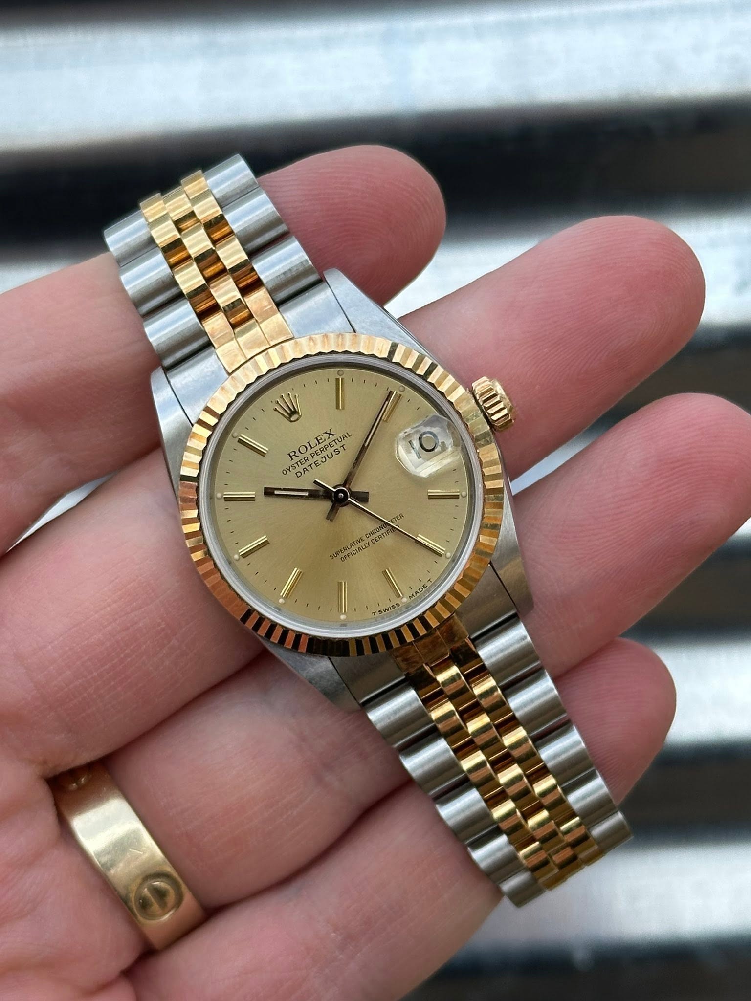 May be an image of wrist watch and text that says 'W Il ROLEX TERPERPETUA DATEJUST ATE PERPETUAL EJUST OYSTER YSTERPERPE DATE YTUR O a nиyK MPFICIALLY I''