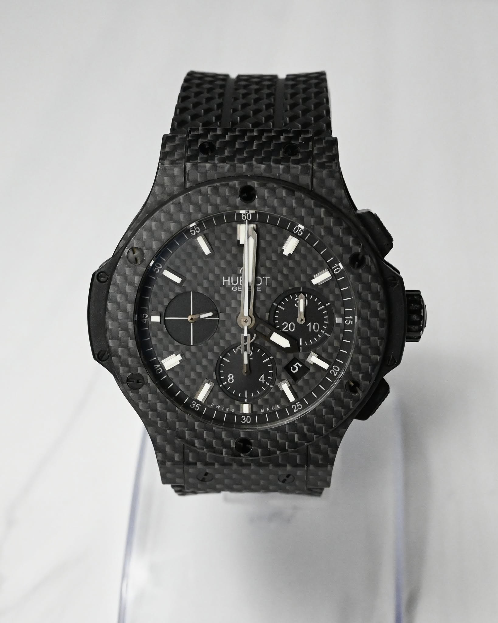 May be an image of wrist watch and text that says 'HU GE T E ۱ا 30 25'