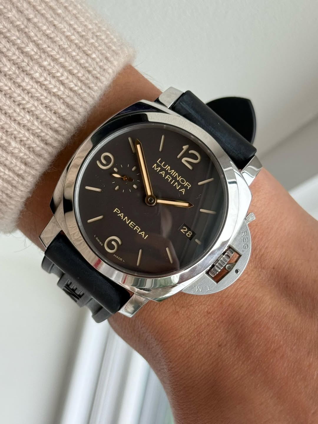 May be an image of wrist watch and text that says 'MARINA 12 12 MARINA LUMINOR RINA PANERAI 6 28 プ (ن'