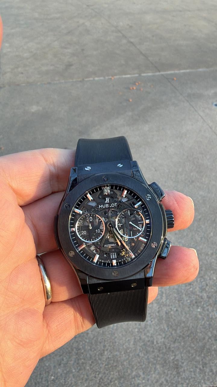 May be an image of digital watch and text that says 'H HUB oT 0 1 10, L L 20 + F A - VF 1 7 H AU AUTTONA MA'