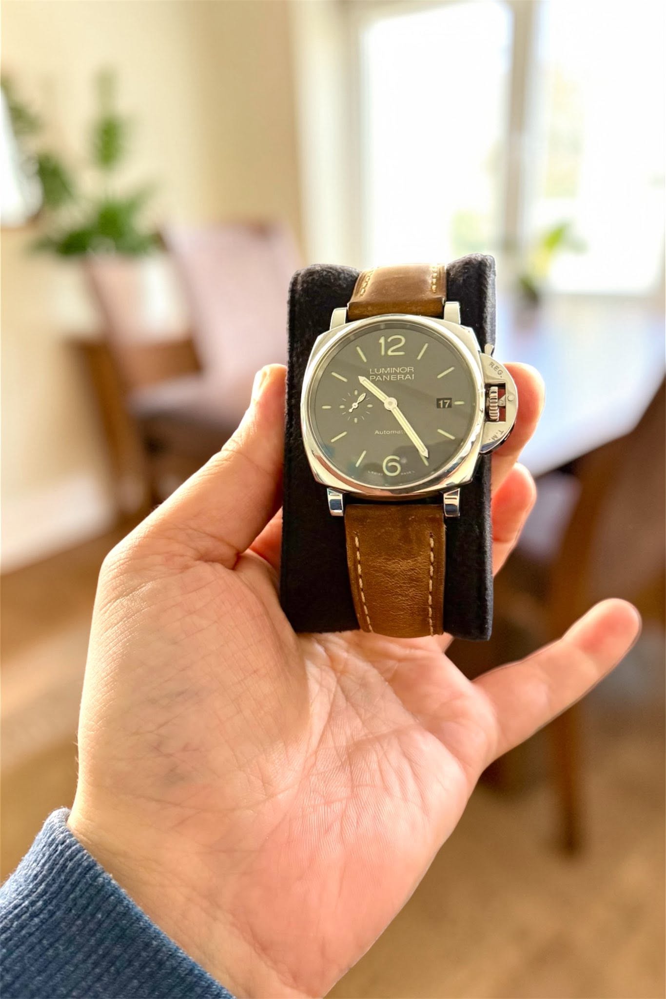 May be an image of wrist watch, saddle-stitched leather and text that says '12 LUMRA PANERA LUMINOR 17 KETIMIY 6 I'