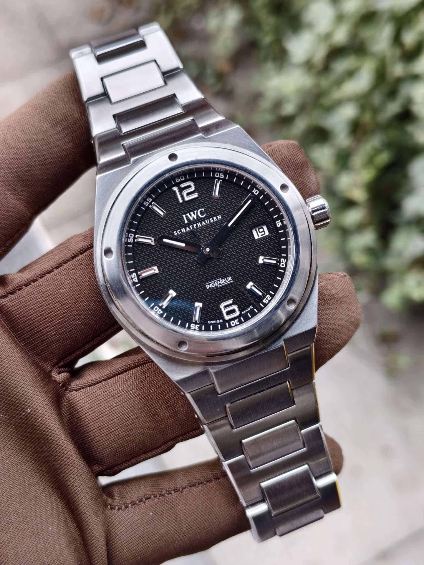 May be an image of wrist watch and text that says '10 0 05 T S5 S5 M 12 TWC CHAFFHAUSEN AUSEN 50 ป IS 19 = 20 20 INGENEUR 45 U ው O 00 ሀ T S2 မ SWISS ADE DE SE'