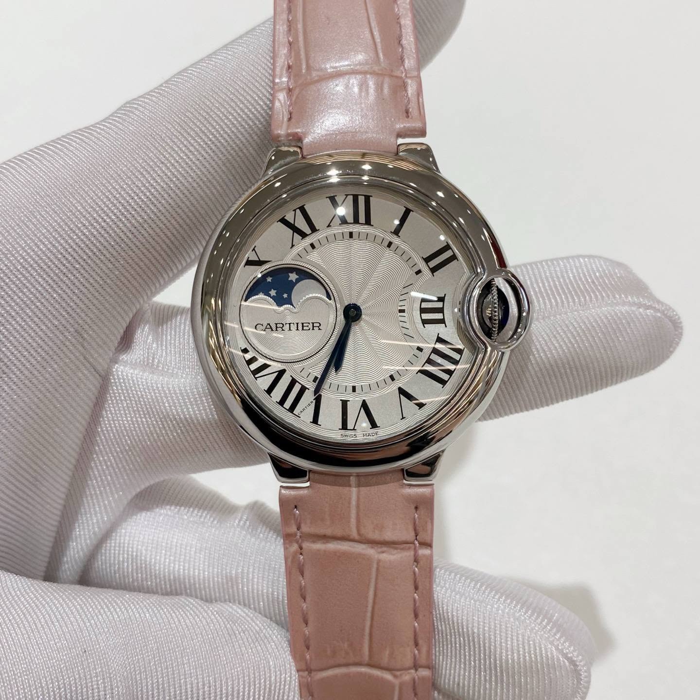 May be an image of wrist watch and text that says 'CARTIER CAR ER N/11 airl III NNI "'