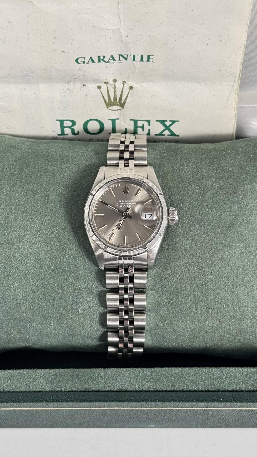 May be an image of wrist watch and text that says 'RO n'