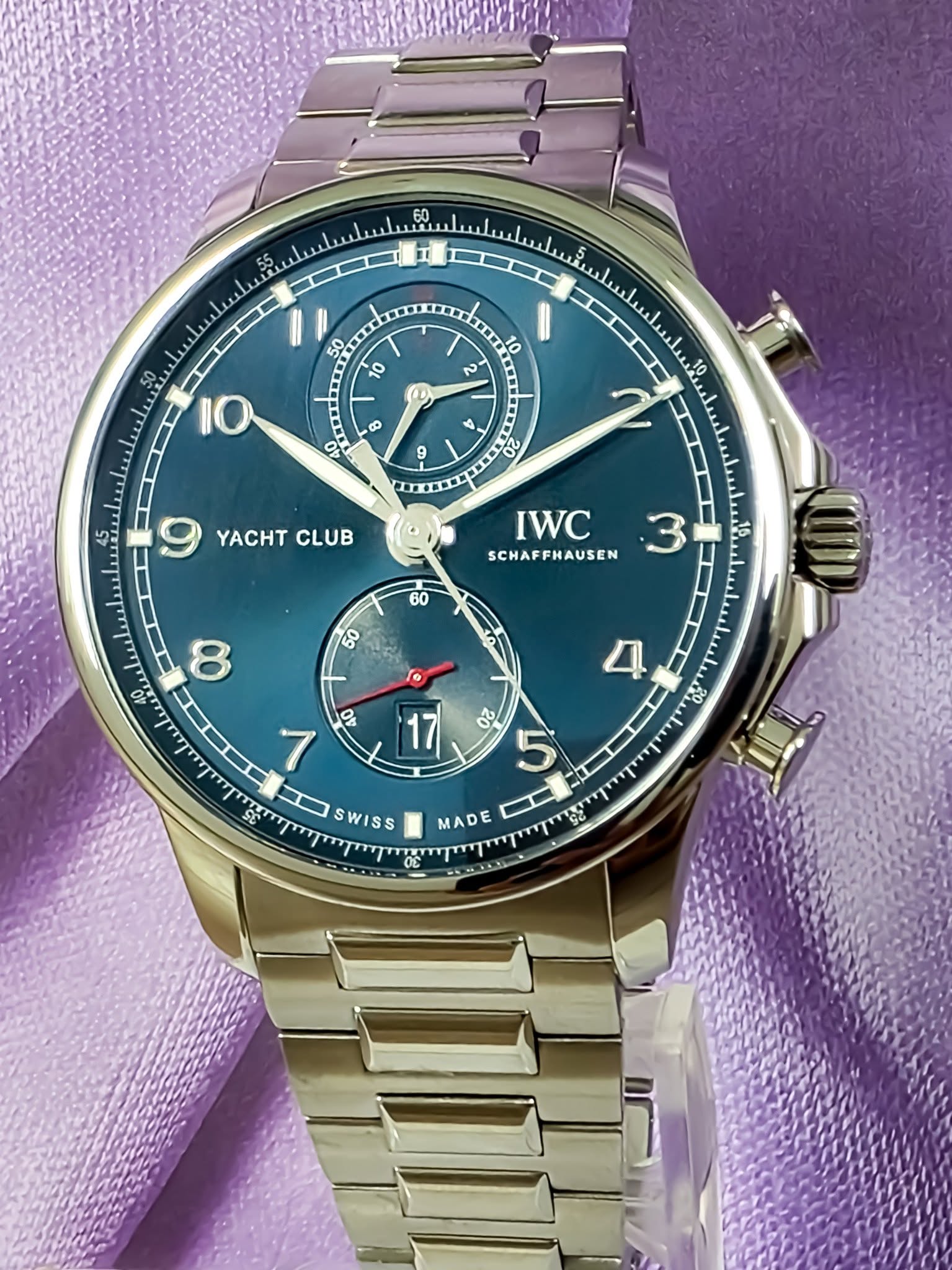 May be an image of wrist watch and text that says ' wle 10 2 IO 8 9 O 9 20 9 y CLUB IWC SCHAFFHAUSEN โ๑ SWISS MADE C'