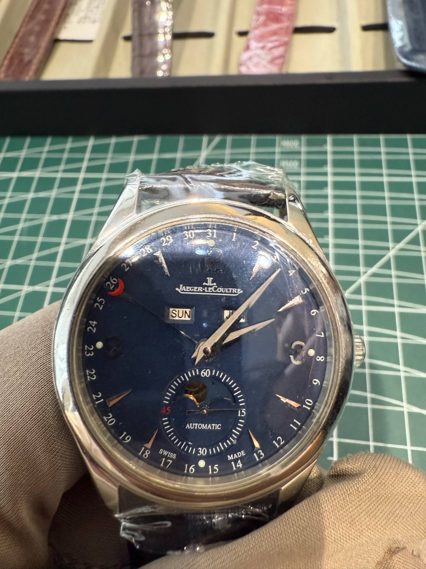 May be an image of wrist watch and text that says '30 29 JL. JAEGER-L AEGER-LECOULTRE SUN S 6 22 7 8 nprr 60 連良山 AUTOMATIC 10 1 2 SWISS U 30 17 16 MADE '