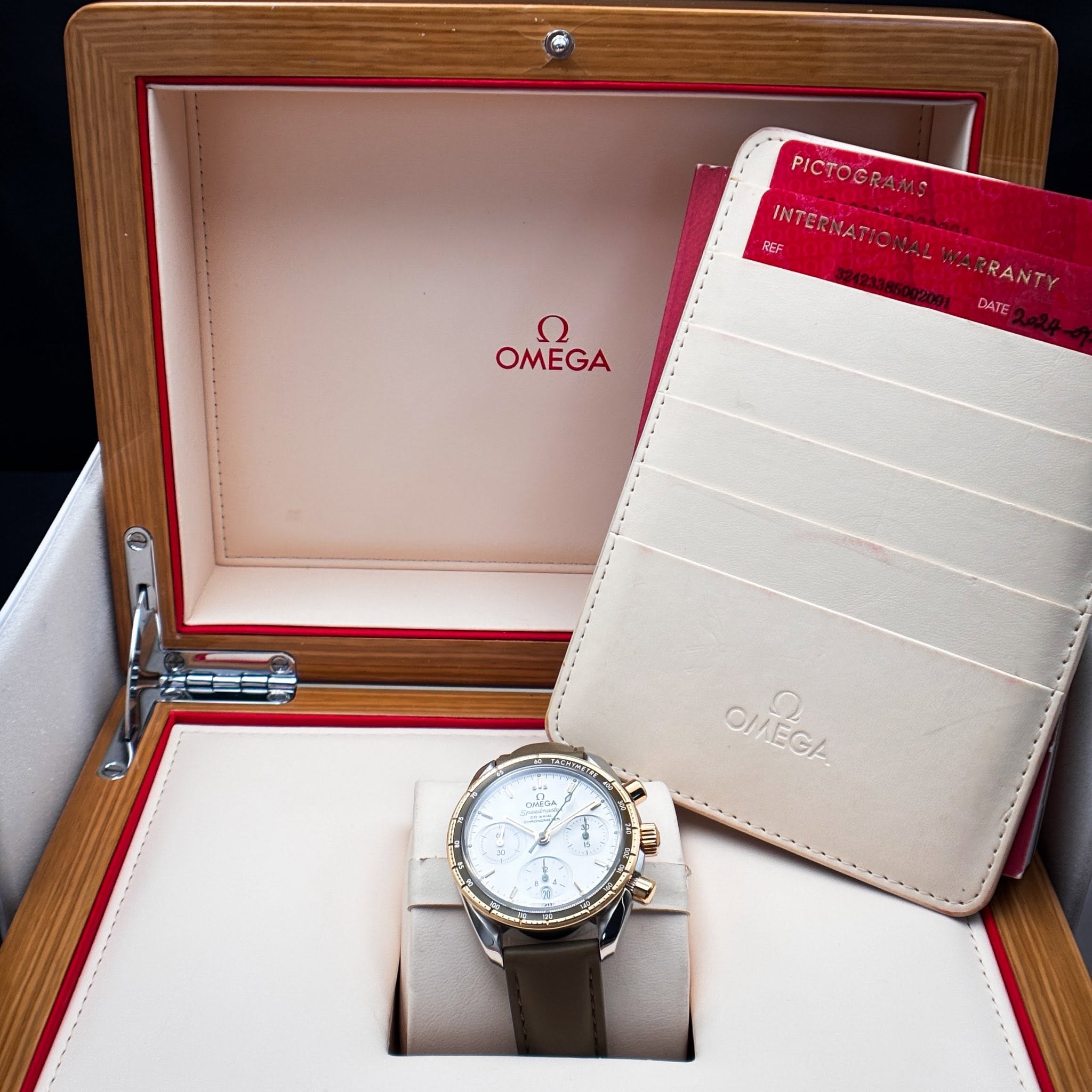 May be an image of wrist watch and text that says 'PICTOGRAMS PICTOGRAM REF INTERI INTERNATICNAN INTERNATIONAL ATIONAL WARRANTY DATE ח OMEGA O//EGA Q'