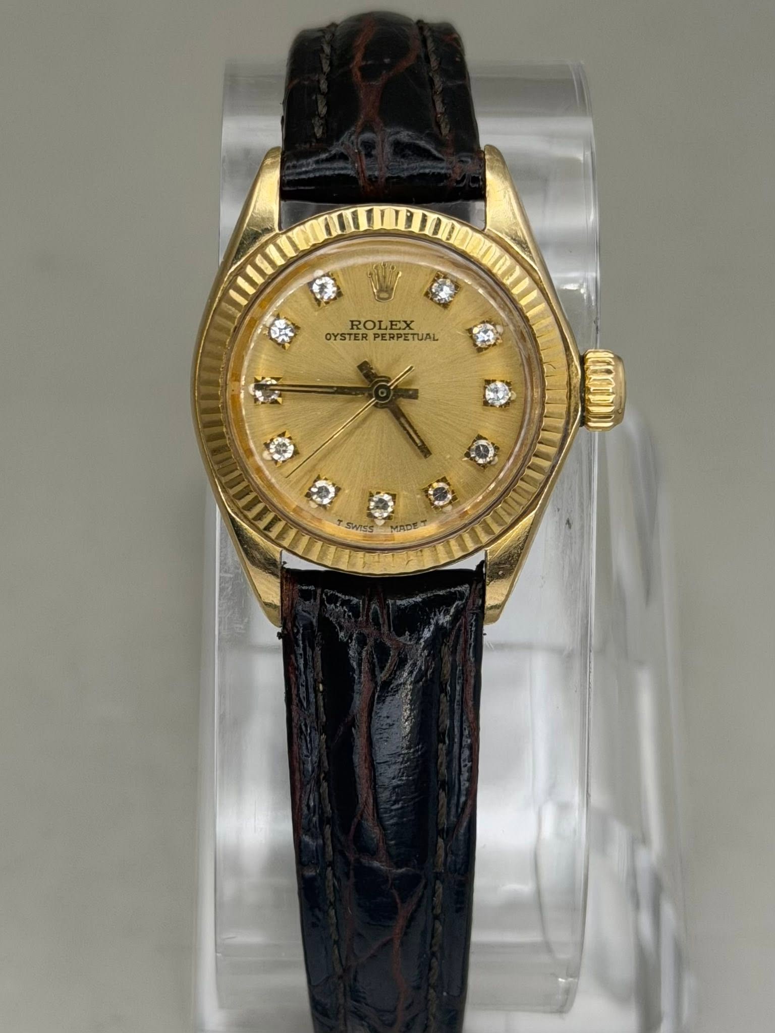 May be an image of wrist watch and text that says '祥 ROLEX EX ROL OYSTER OYSTERPERPETUAL PERPETUAL SWTSS MS'