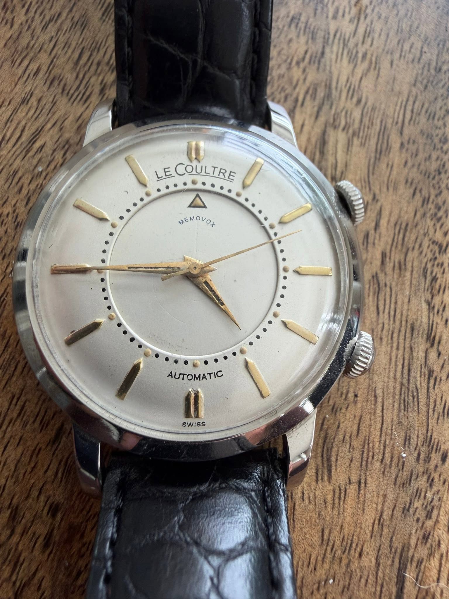 May be an image of wrist watch and text that says 'LE LECOULTRE OULTRE MEMOVO+ Ox MEMO AUTOMATIC Il SWISS'