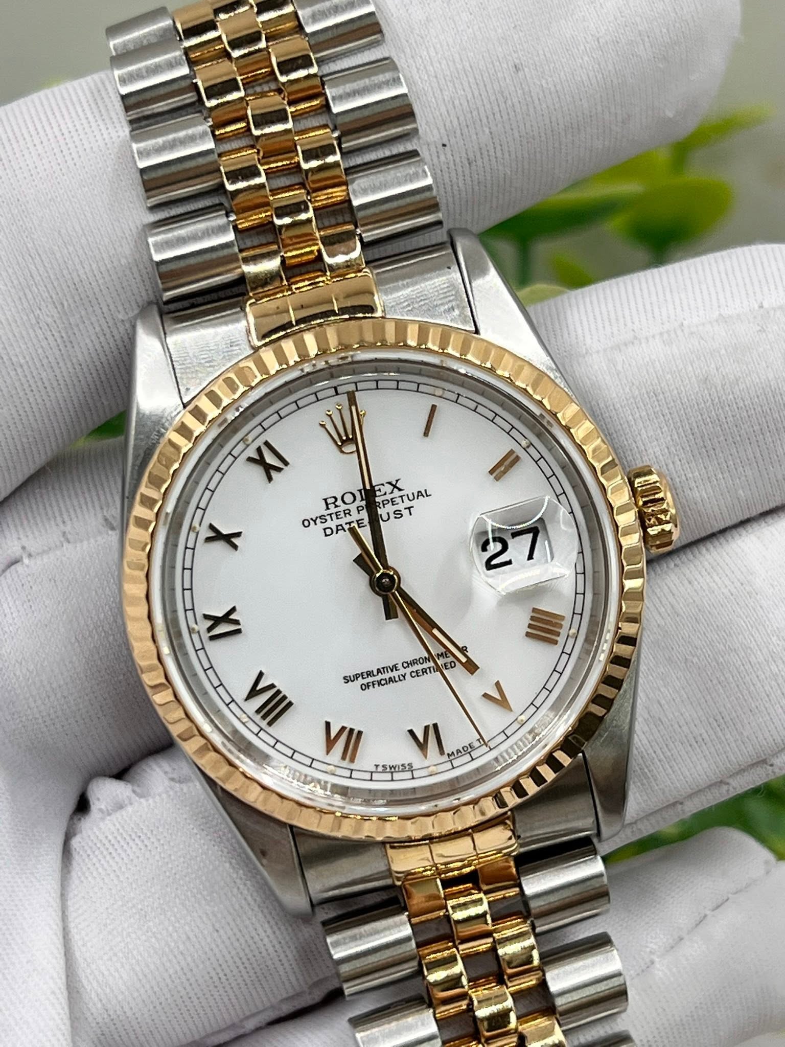 May be an image of wrist watch and text that says 'I Χι EX RO RPETU OYSREOETUAL RPET PETUAL UAL OYSTER OYSTRO UST DATE LOLSE II 27 IlI IX Λ SUPER SUPERLATIVE CHRON ED OFFICIALLY แ…