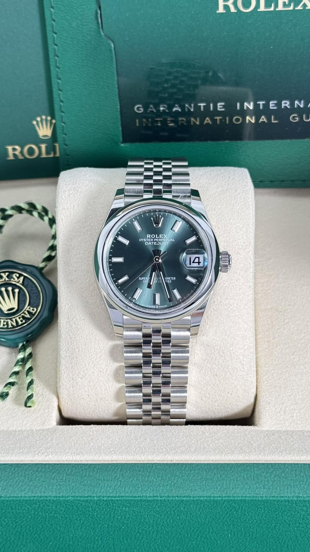 May be an image of wrist watch and text that says 'KoAUИ GARANTIE GARANTIEINTERN ANTIE INTERN RNATIONAL G ROLI ROLE OLE X 01 E Il D4 DATEI TEJUST PRP 4 SUPIRE ) CHTEㅋ SA W ENEVE…