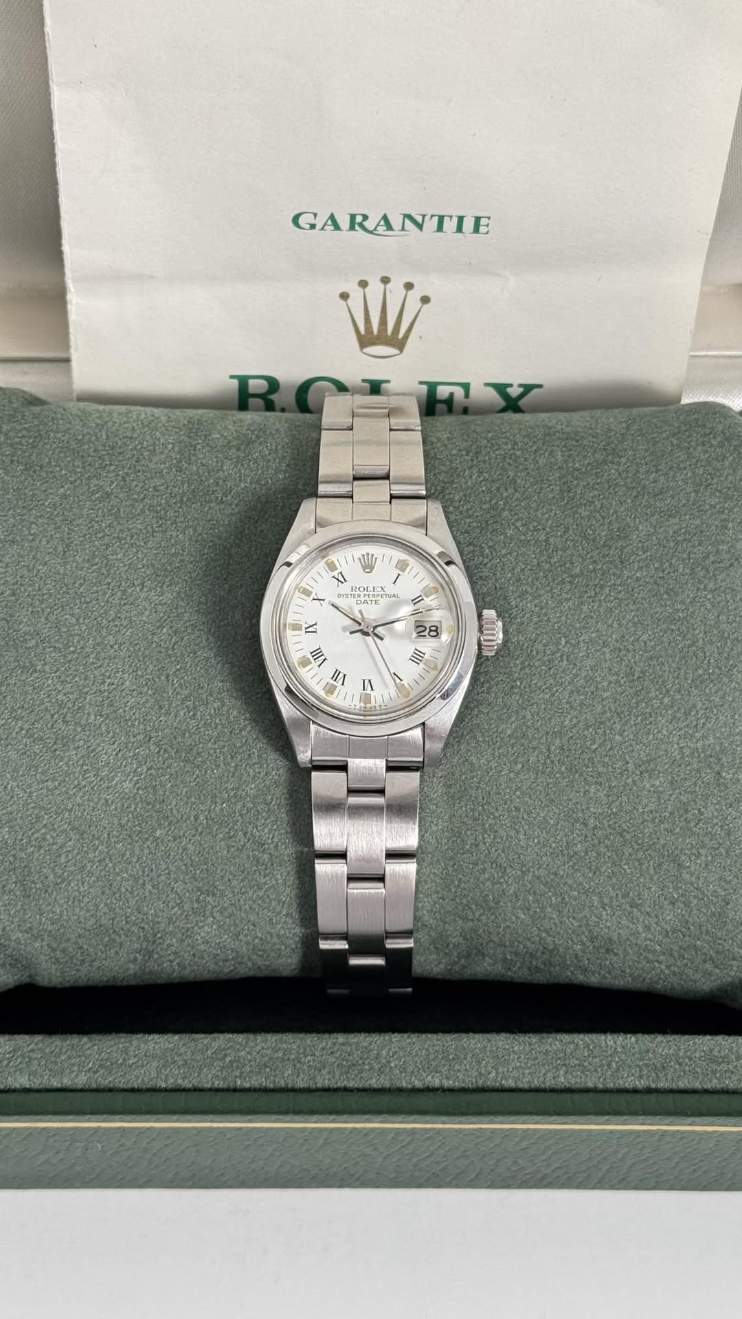 May be an image of wrist watch and text that says 'GARANTIE GA اد Miiy 1 M אדלם ROLEX ROLE רמן ደየርዊ DATE - I III 1 的 28 ሱ சா்ற் 自 ትካ IN .으로'