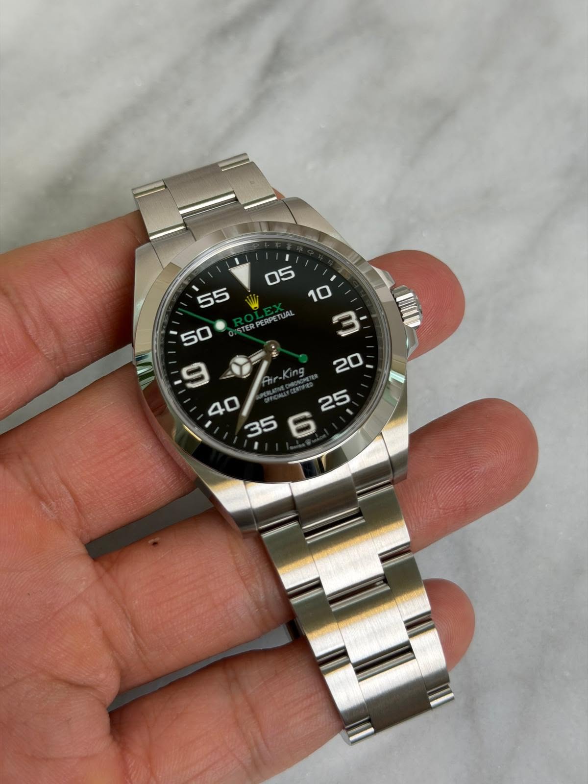 May be an image of wrist watch and text that says '' 05 55 10 IC 50 TERPERPET JAL V 35 6'