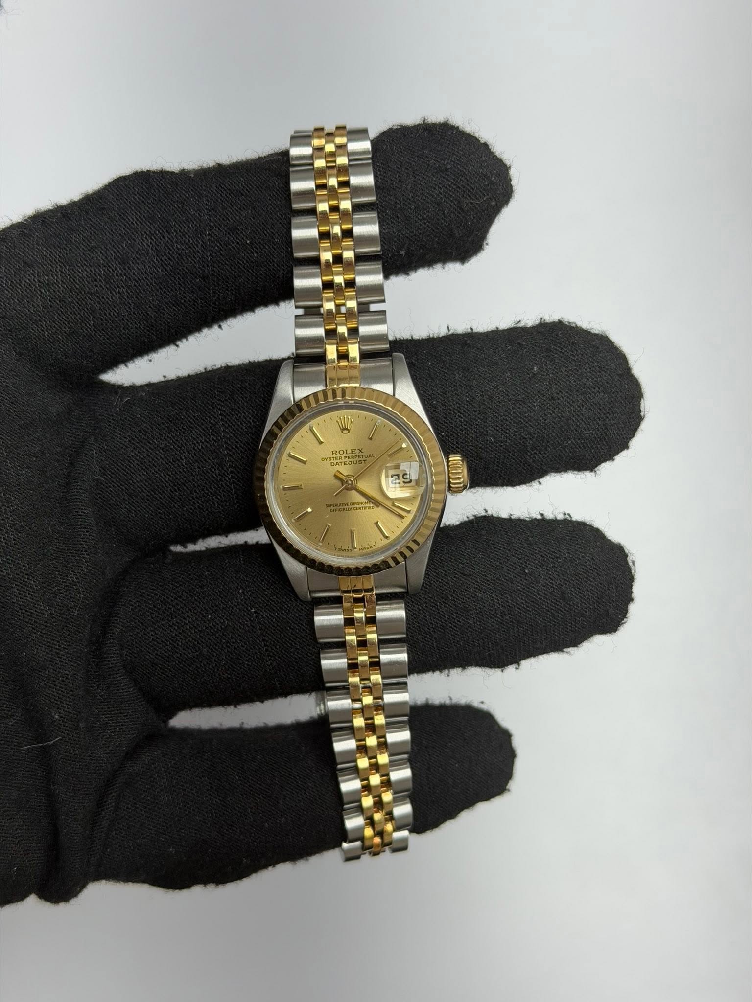 May be an image of wrist watch and text that says '25 v *'