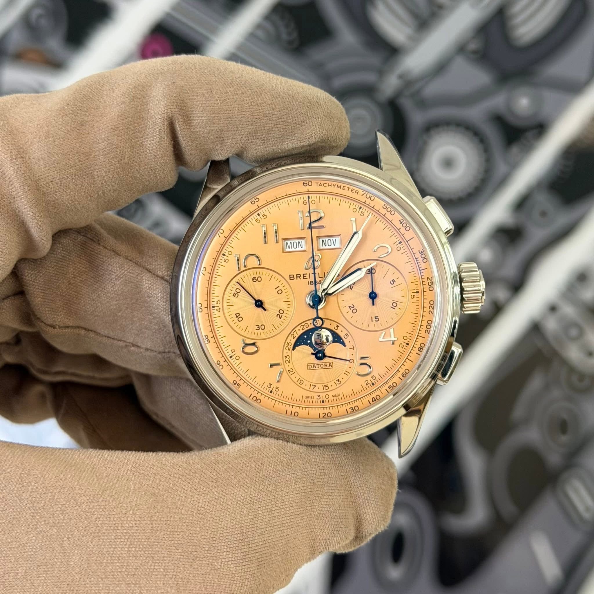 May be an image of wrist watch and text that says '65 I1 MON NOV 60 50 BREI 2 60 TACHYMETER WW S O ه 0 0 15 DATERA 19 ዲ 100 00 い 10'