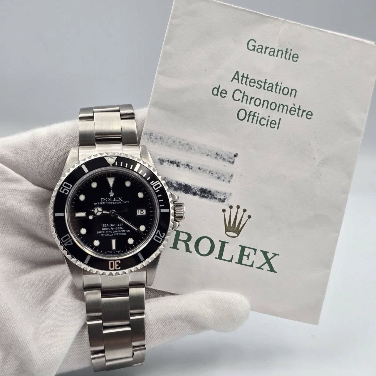 May be an image of wrist watch and text that says 'Garantie de Attestation Chronométre Chronomètre Officiel 2 50 RO ROL 10 16 30 山 ROLEX'