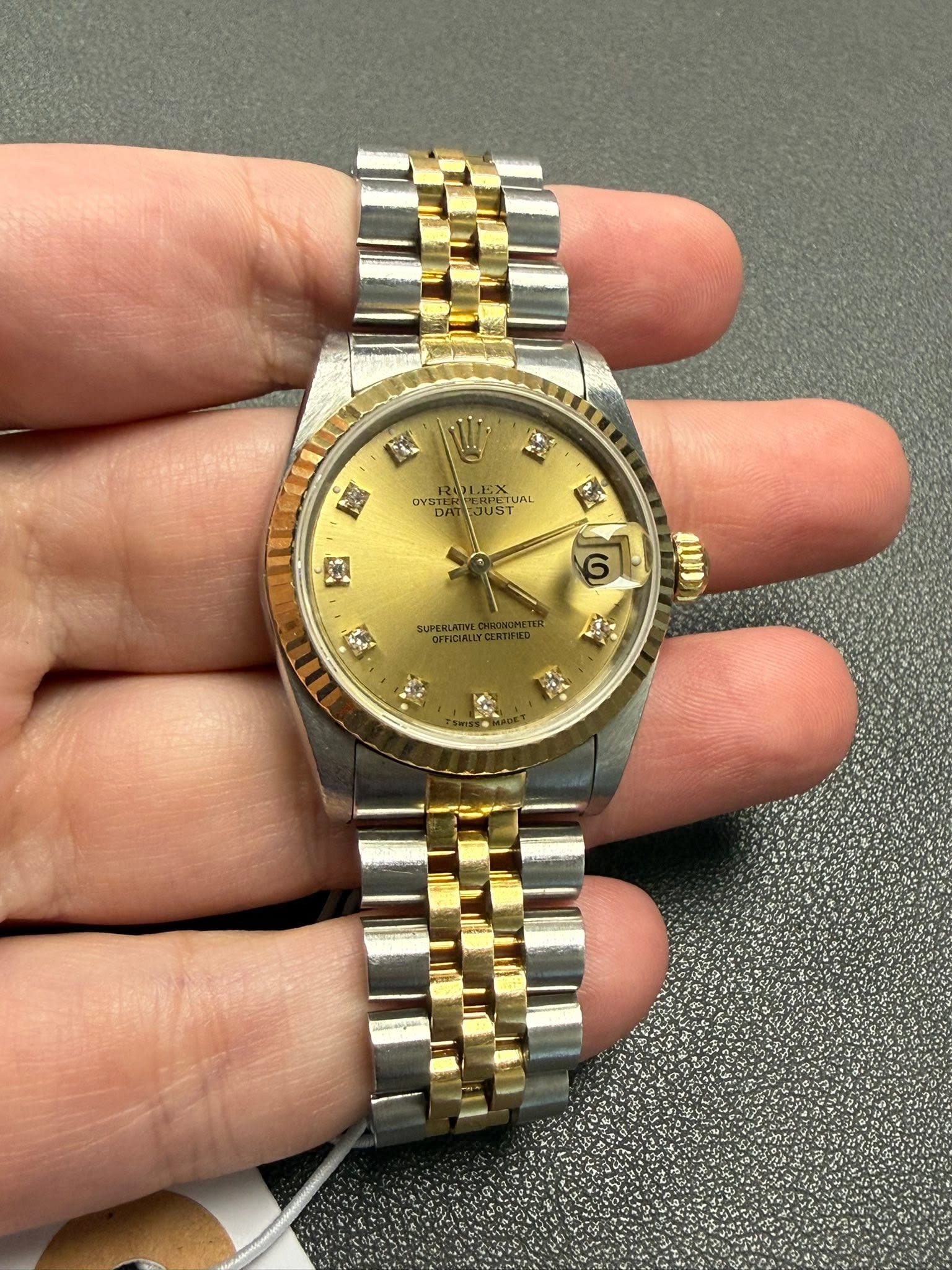 May be an image of wrist watch and text that says 'X 중만 OYSTE DA HL LX HITUAL TUAL JUST 6 ALID'