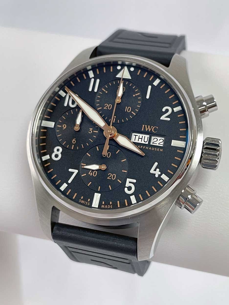May be an image of wrist watch and text that says 'סף- A 20 10 9 EN 3- 6 ١ 2 IWC THU 22 LAF FHAUSEN 0 8 7 a - SWISS MADE'