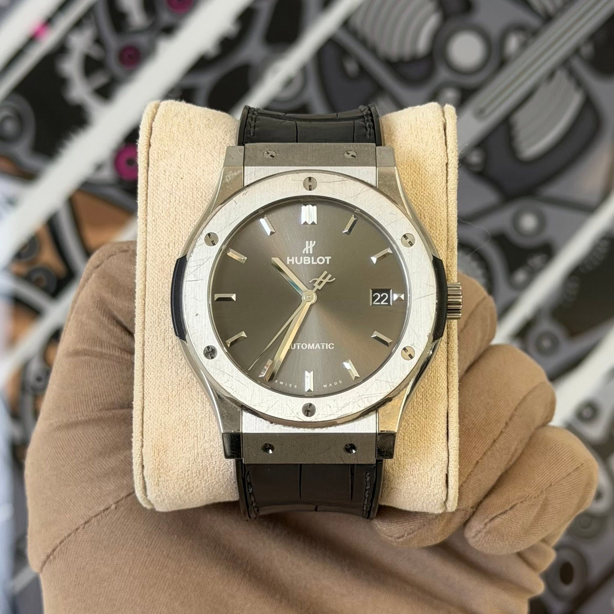 May be an image of wrist watch and text that says 'HK HUBLOT + マの 22/ R 22 TOMATIC'