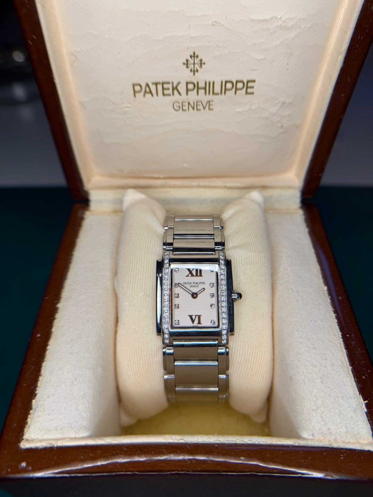 May be an image of wrist watch and text that says 'PATEK PATEKPHILIPPE PHILIPPE GENEVE XII THIT 2 G 超 a 9 4 n VI ES ኢ 海切 ก -'