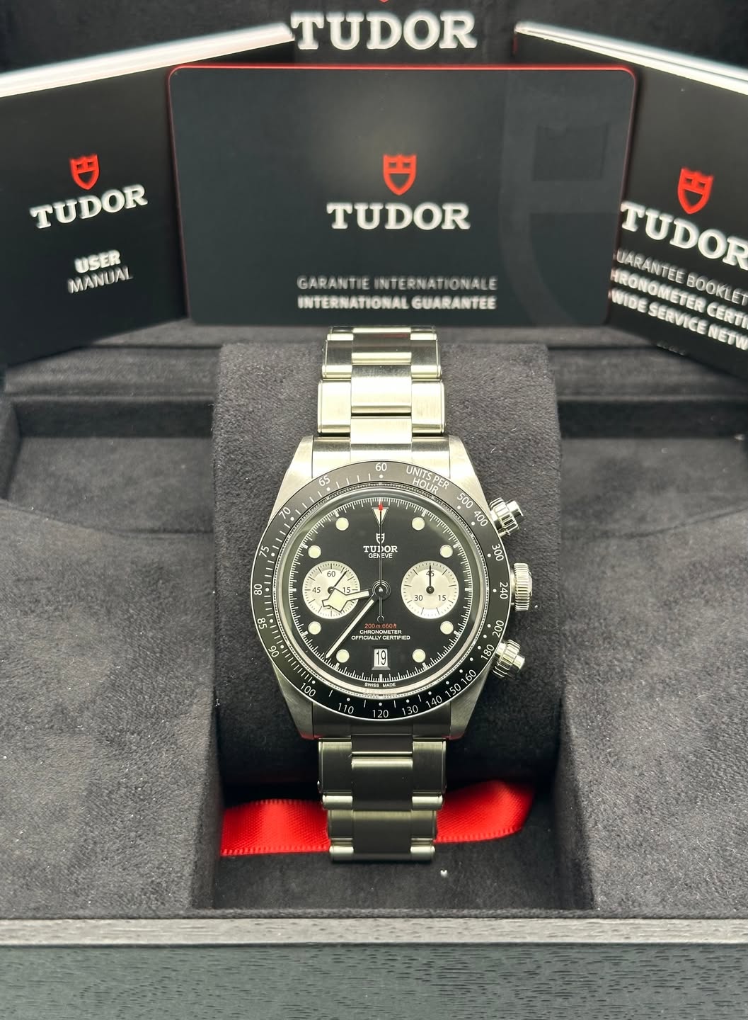 May be an image of wrist watch and text that says 'TUDOR 巴 TUDOR USER MANUAL TUDOR GARANTIE GARANTIEINTERNATIONALE NTERNATIONALE INTERNATIONAL INTERNATIONALGUARANTEE GUARANTEE 円…