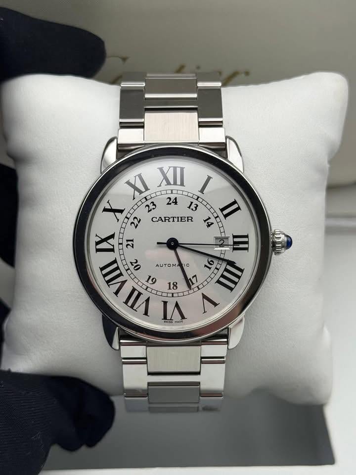 May be an image of wrist watch and text that says 'XI I XIXII I X 22 CARTIER 14 II VIII 19 20 7 VII 18 0 VI 微前 L AUTOMA C 16'