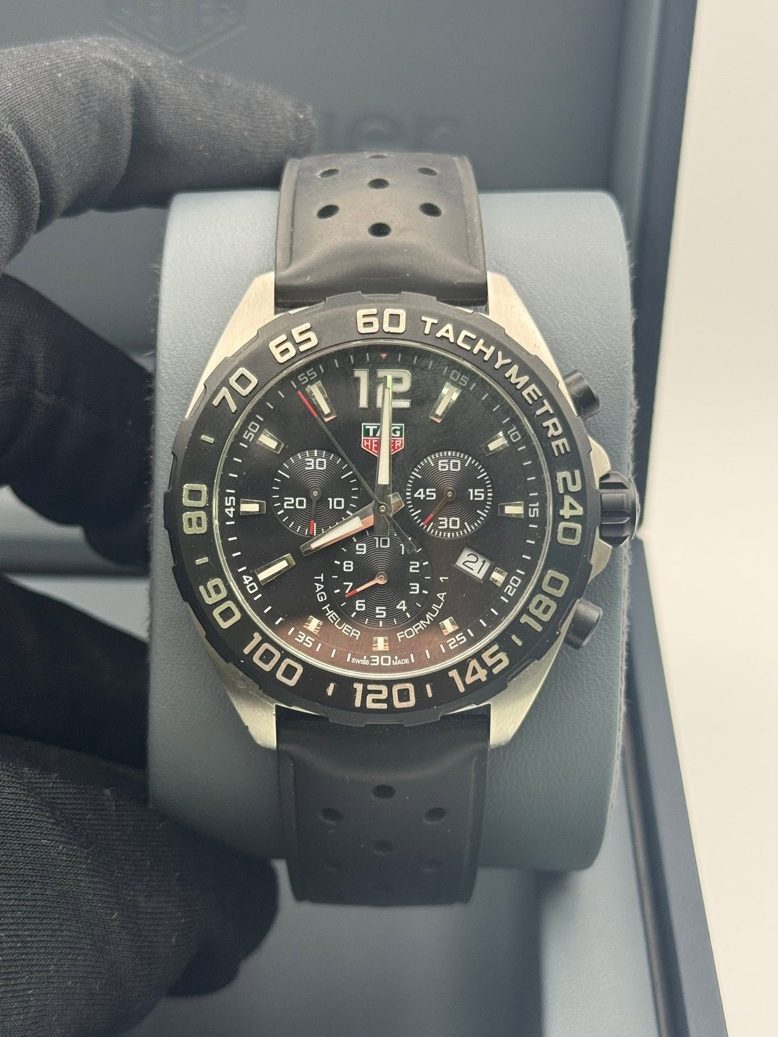 May be an image of wrist watch and text that says ' I 05 I 50 番 T HE 7 ACHYMETRE RE 60 45 15 SI TAG EUER 6 5 AM FORMUL 25 マ nml30x 120 OE 0 40'