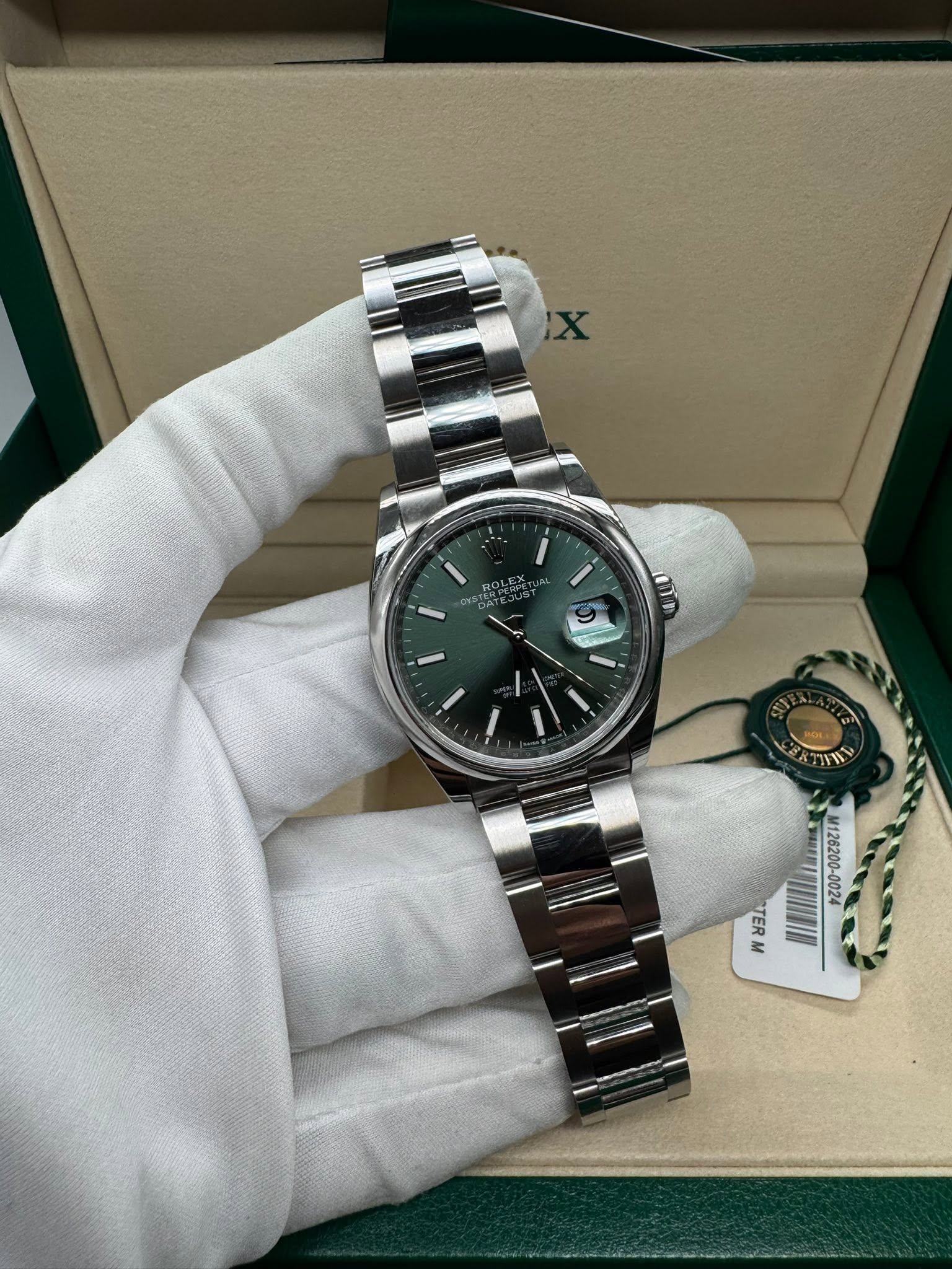 May be an image of wrist watch and text that says 'ዴ แม 건크소 M126200-0024 M126200-0024'