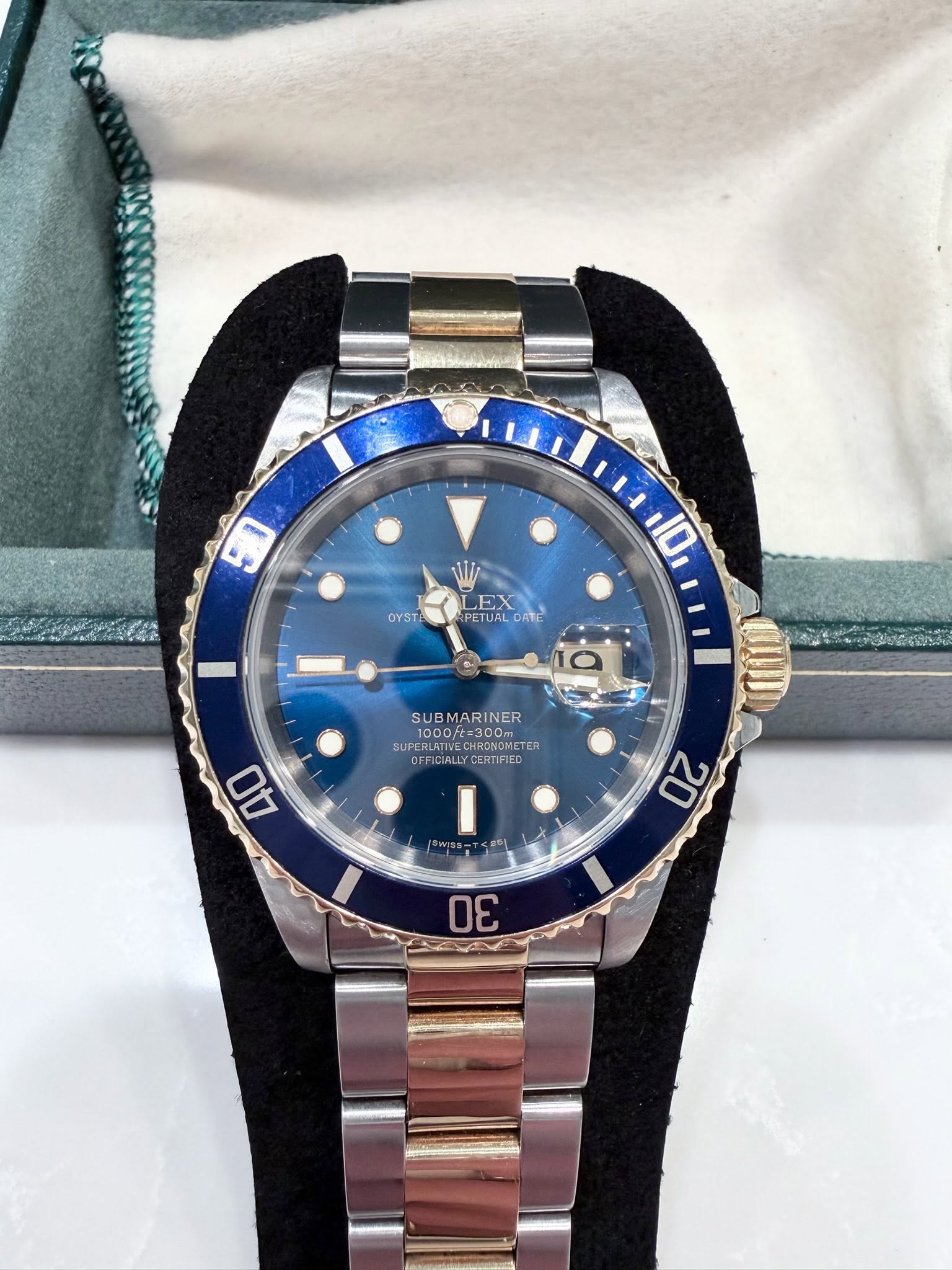 May be an image of wrist watch and text that says '50 OYST 10 EX APET DATL ia SUB SUBMARINER 000ft=30 2#300m SUPERLATIVECHNSROMETE LATIVEC CHRENOMETER 1000ft=300m 1000T 1000 SUPE…