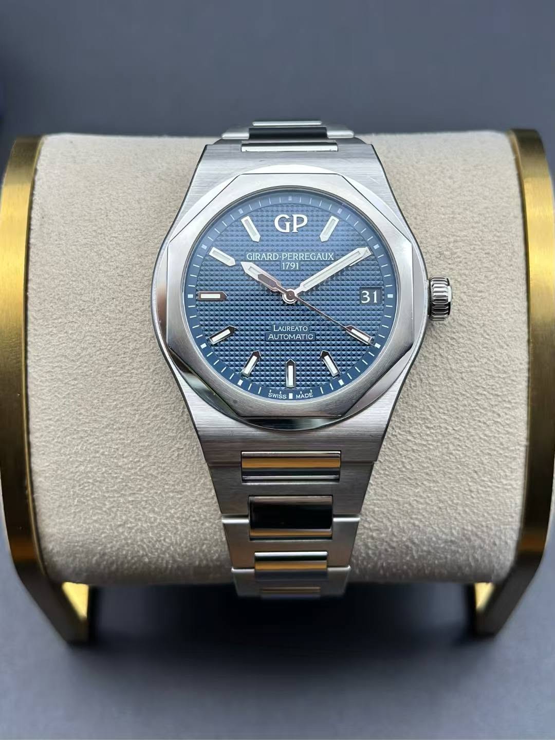 May be an image of digital watch and text that says 'I GP I GIRARD GIRARD-PERREGAUX -PERREGAUX 1791 I 31 LAUREATO AUT AU TOMATIO ผิะ ሜ. พาลร ご אהה MADE'
