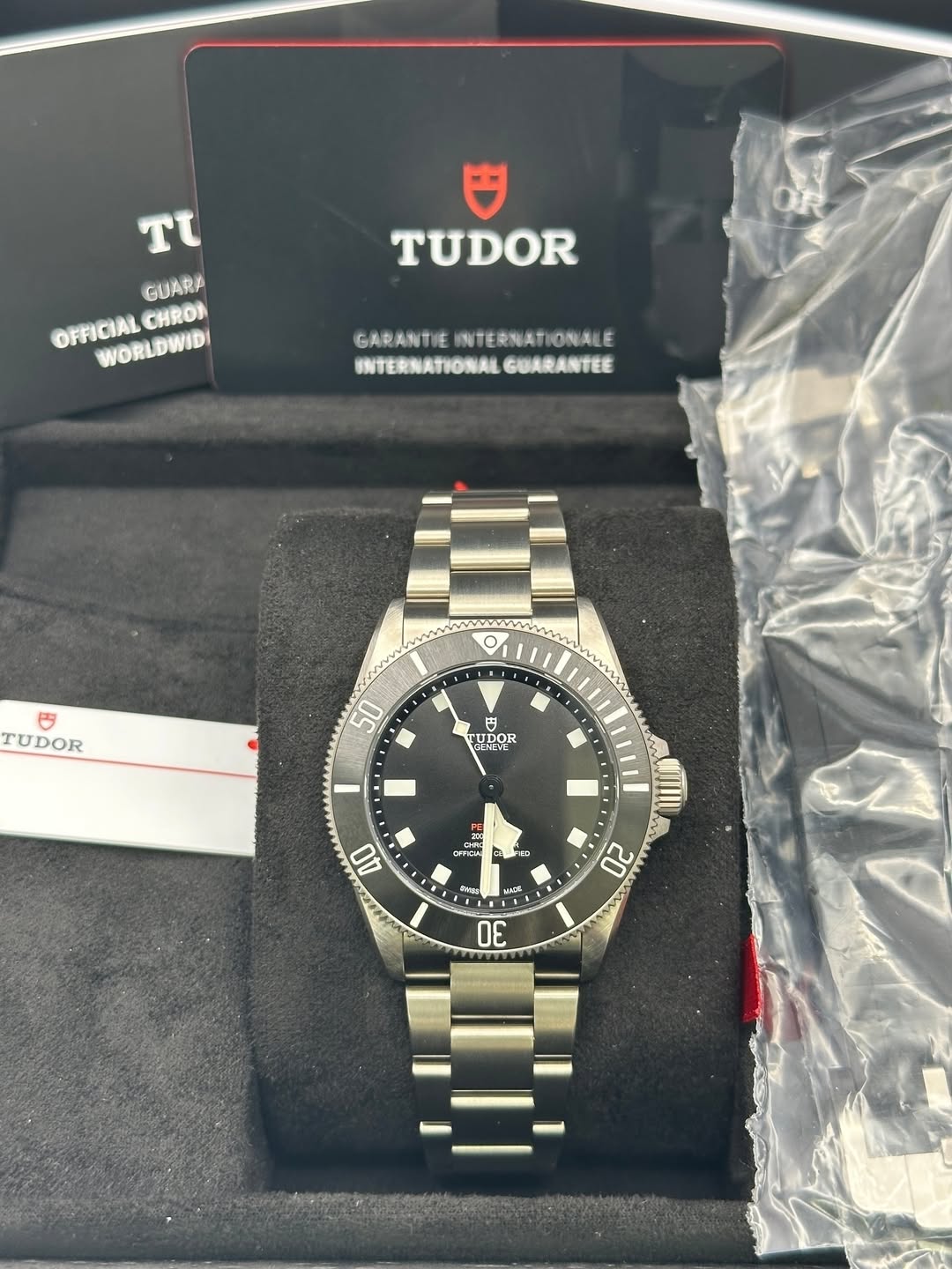 May be an image of wrist watch and text that says 'T GUARA OFFICIALCHRON OFFICIAL CHROI WORLDWIDI OR TUDOR GARANTIE GARANTIEINTERNATIONALE INTERNATIONALE INTERNATIONALGUARANTEE…