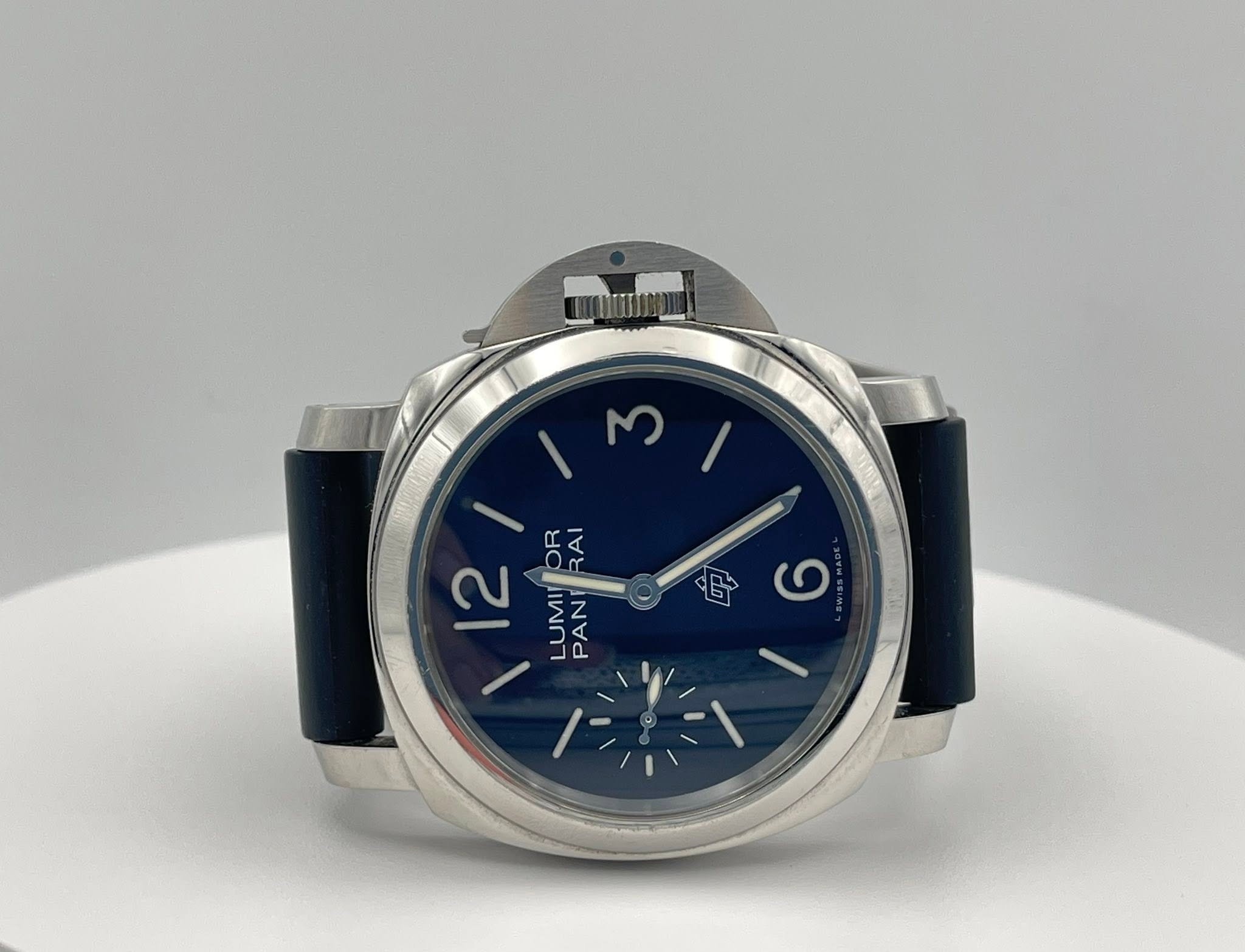 May be an image of wrist watch and text that says 'ר I R 12 LUMIOR PANTRAI RAI LUMI PAN و'