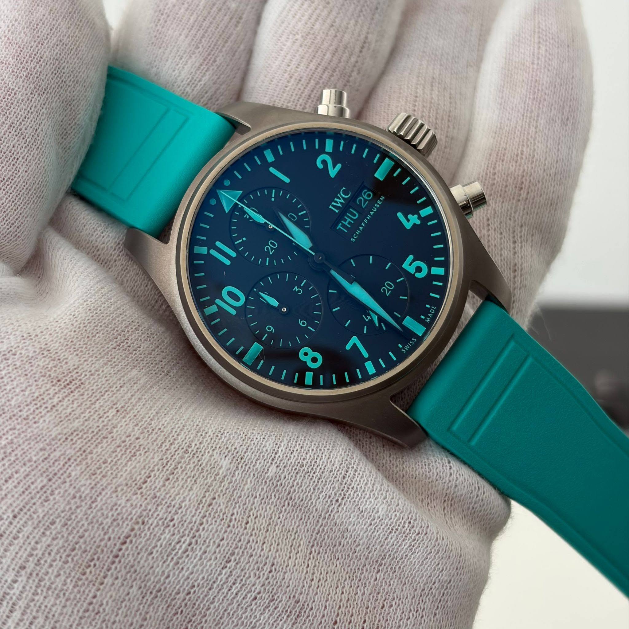 May be an image of wrist watch and text that says '0 1 2 IWC 20 O THU THU cmлEиHaυ CHNA TH שתי SEMAS CHARE 4 20 I O 0 و 5 20 4'