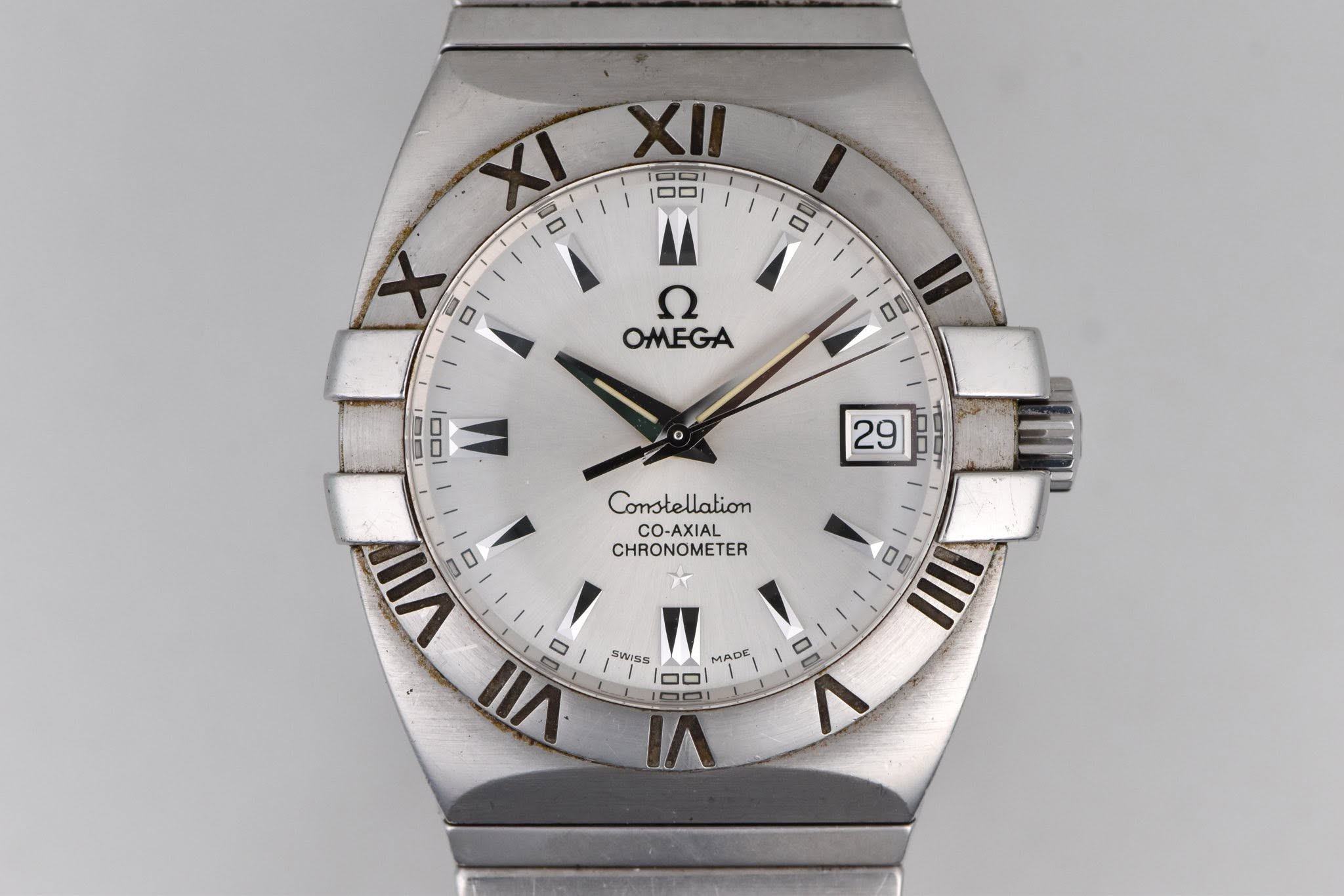 May be an image of wrist watch and text that says 'XIXII XII XI 0 100 X - M Ω OMEGA い 00 29 点口 Constellation CO-AXIAL CHRONOMETER D VIII D VI - SWISS MADE lo0l'