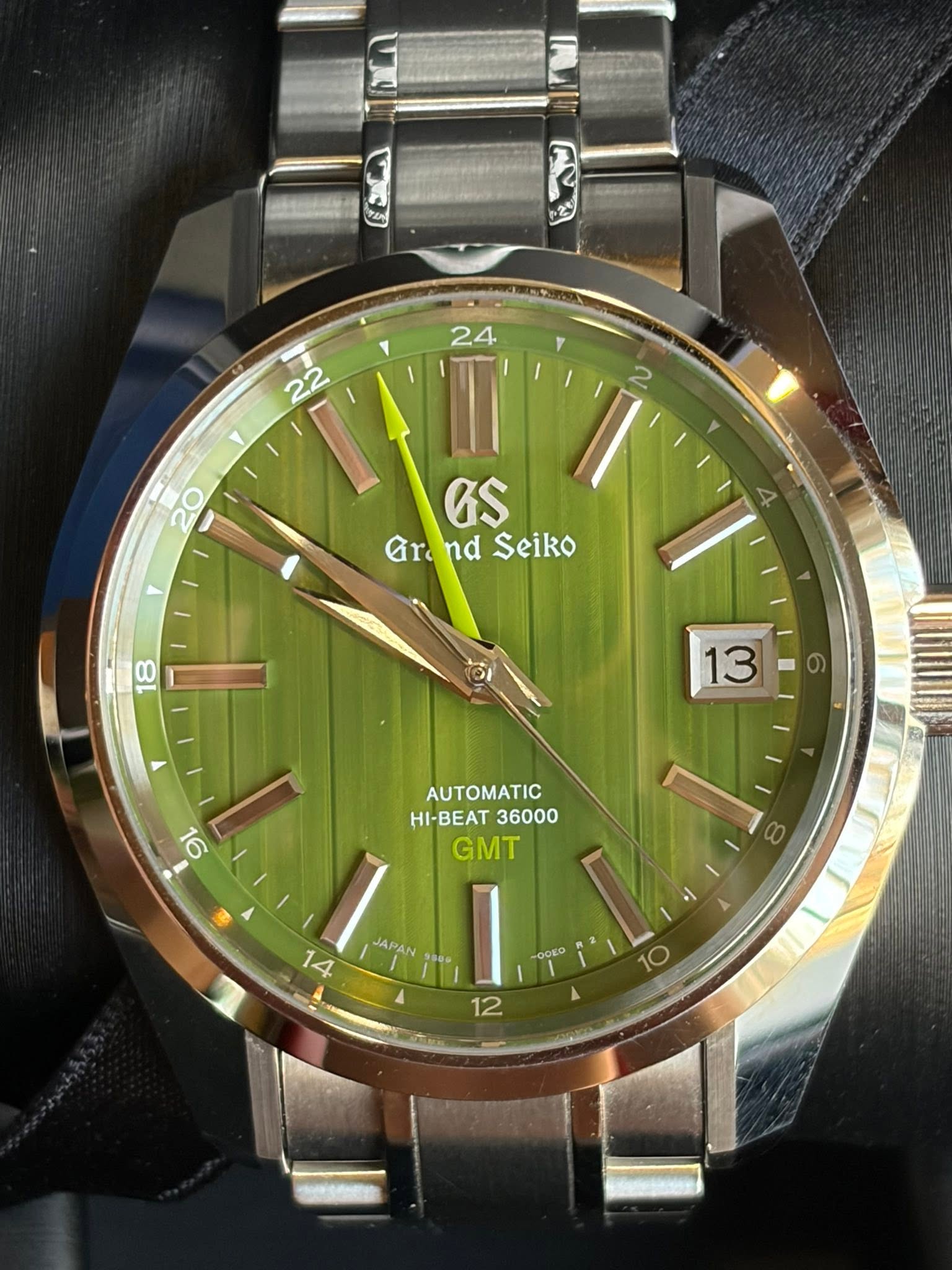May be an image of wrist watch and text that says 'κ 生 24 22 Y 2 20 GS GrandSeiko Grand Gro nd Seiko 18 13 د AUTOMATIC HI-BEAT HI-BEAT36000 36000 GMT JAPAN 14 -OCEO 10 12'