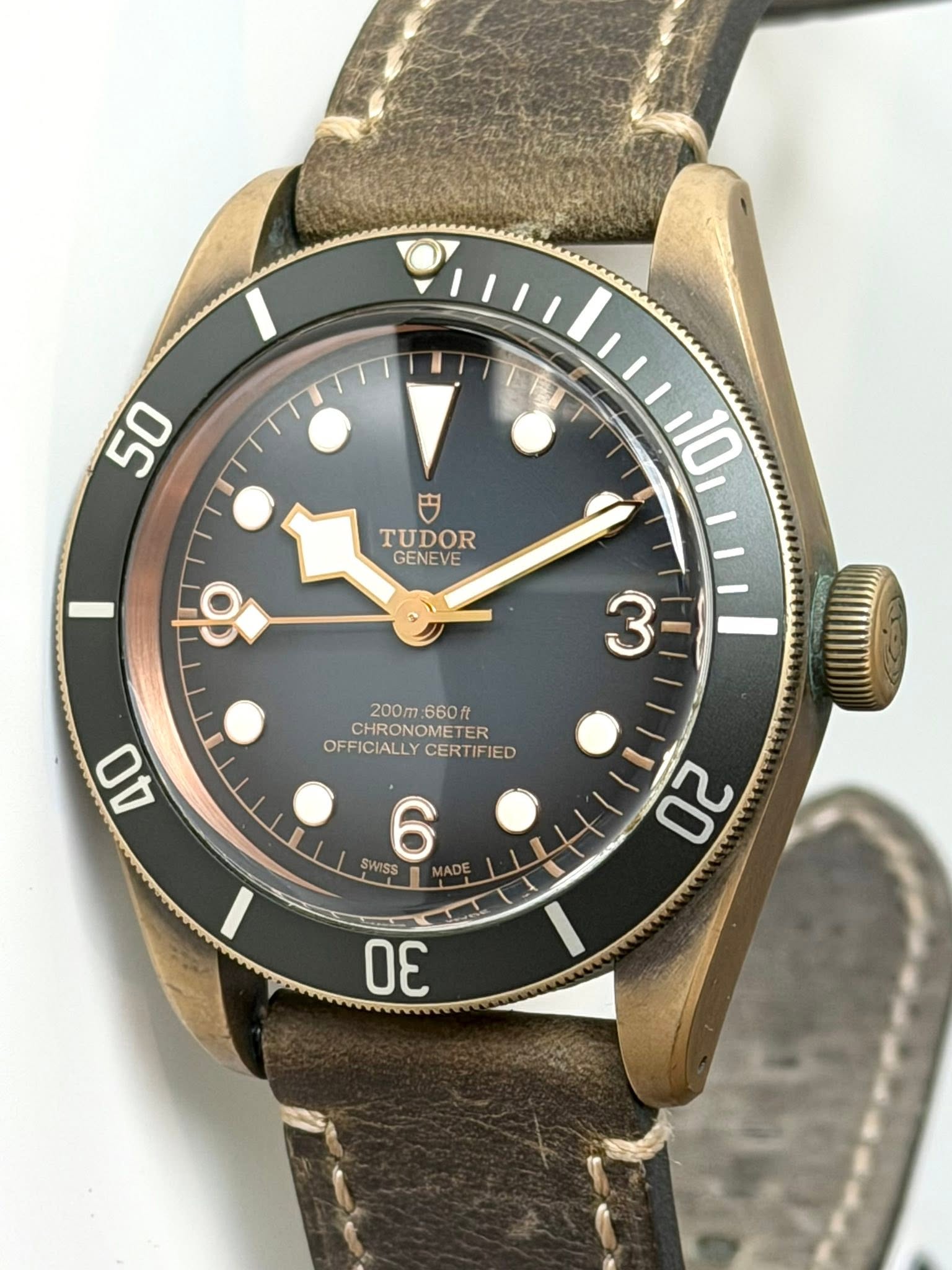 May be an image of wrist watch and text that says '50 円 TUDOR GENEVE 10 ( 3 200m 660 CHRONOMETER ER OFFICIALLY OFFICIALLYCERTIFIED CERTIFIED AO 6 SWISS MADE ~ 30'