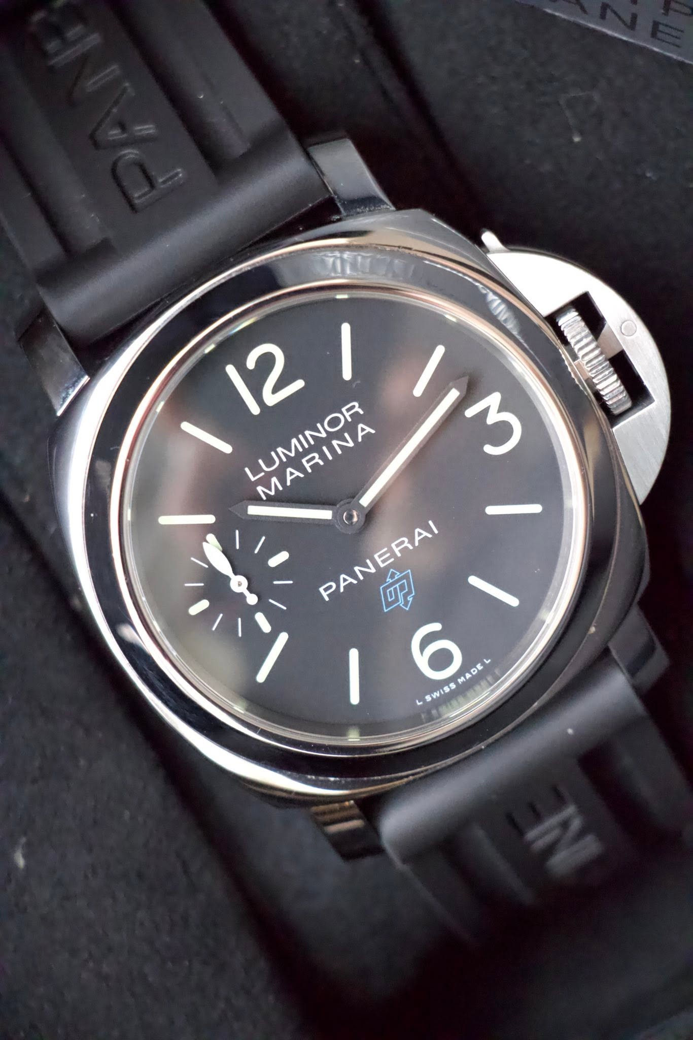 May be an image of digital watch and text that says '12/ 12 LUMINOR MARINA ر1 PANERAI PANERAI ကုာံ 6 MADE SWISS'