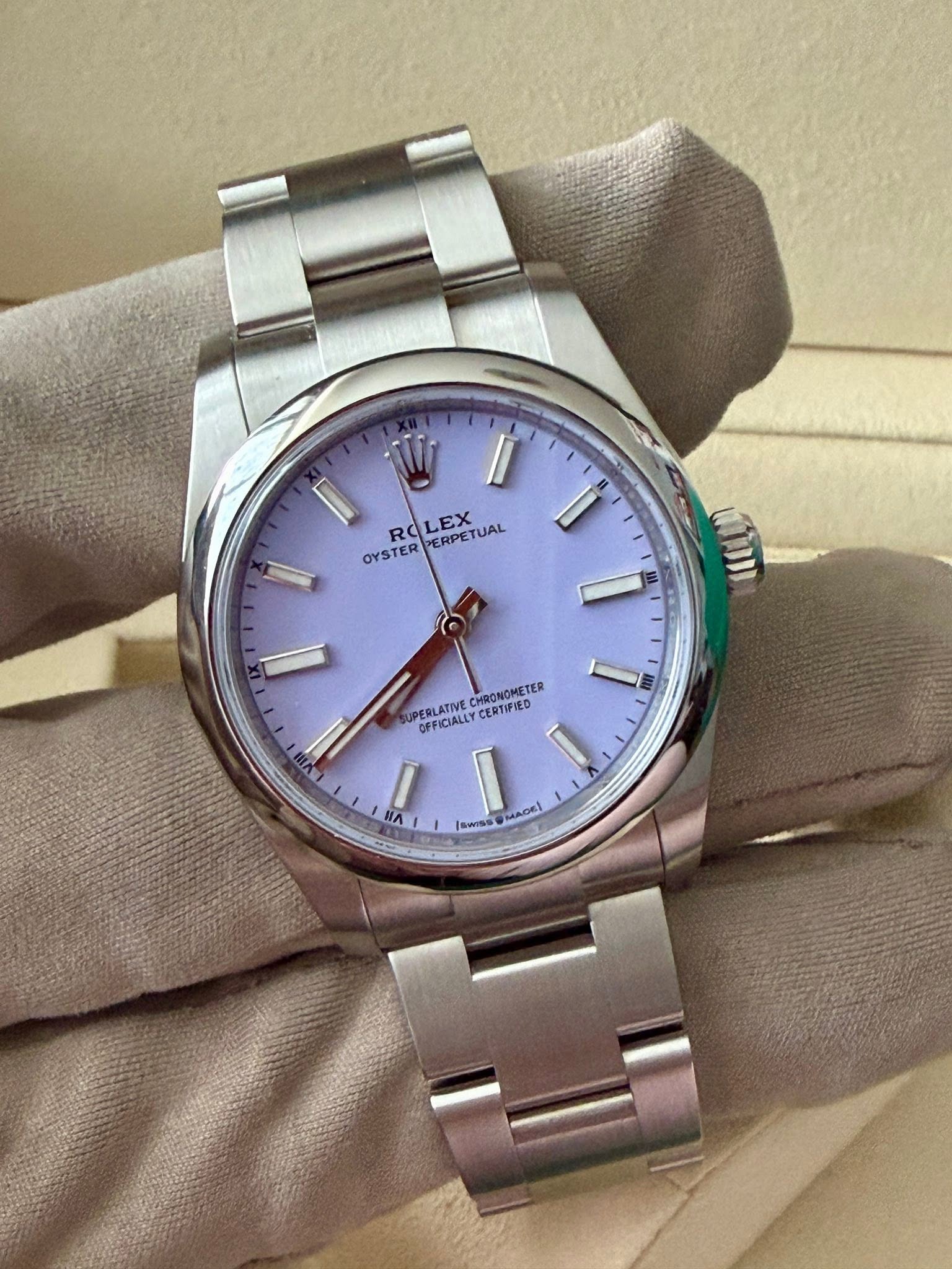 May be an image of wrist watch and text that says 'V I D RO 2 LEX ERPETUAL OYSTER OYSTERPERPETUAL STER 1 재태 ١ VIII HRONOMETER METER UPERLATIVE OFFICALLY CERTIFIED I ለ/. ". SWISS i…