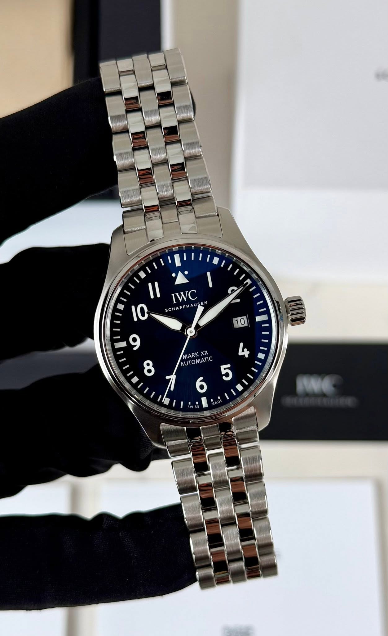 May be an image of wrist watch and text that says 'ና 7 I1 IWC 10 PF CMAPEHA MA 10 9 8 ARK 4 Aи UTOMATIC ATIC 5 7 6 INE'