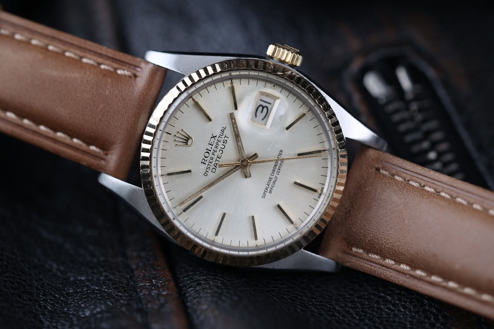 May be an image of wrist watch, leather and text that says 'UT 3 W ROLEX LEX R ROPERP OYS DATEJUST PERUST PERPETUAL ETER CHRONON CERTIPSEN SUPERLATIVE OFFICIALLY 손과 ١'