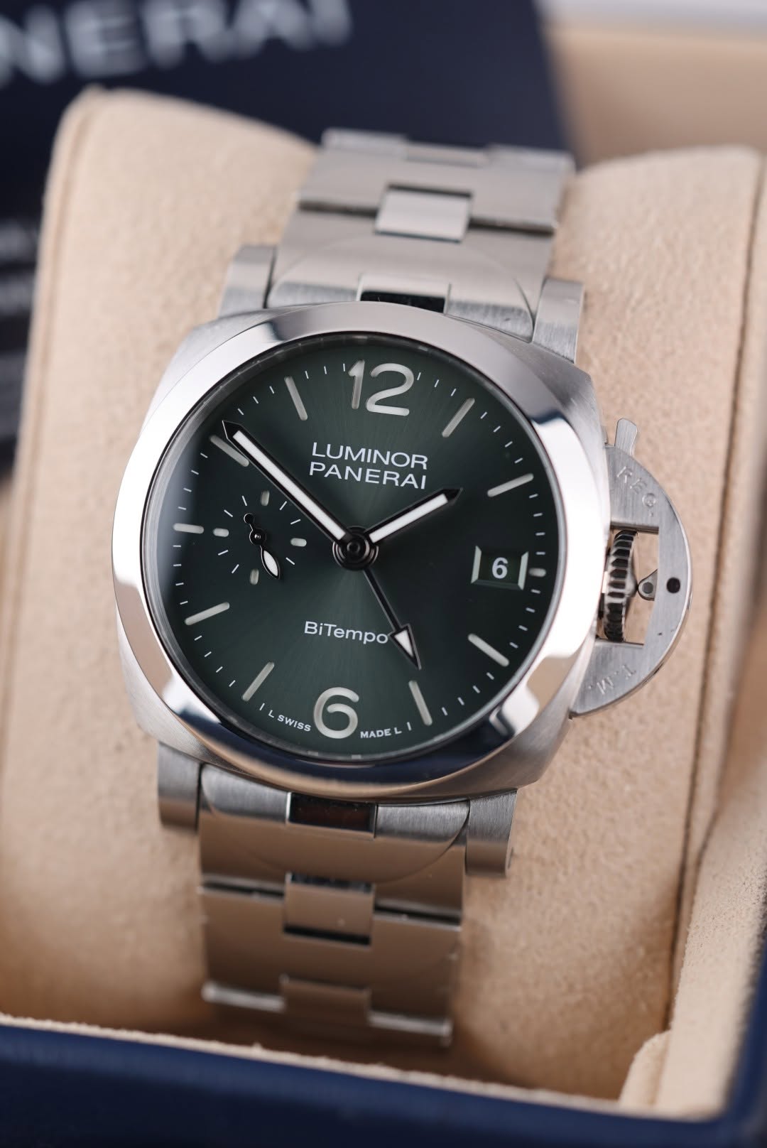 May be an image of wrist watch and text that says '12 LUMINOR PANERAI |6| 6 Bi BiTempo L t SWISS 6 MADE'