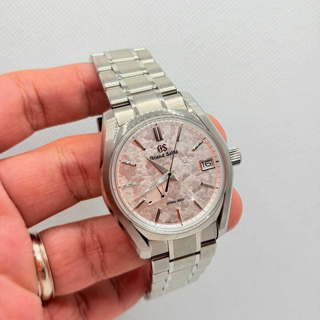 May be an image of wrist watch and text that says 'I Os 16'