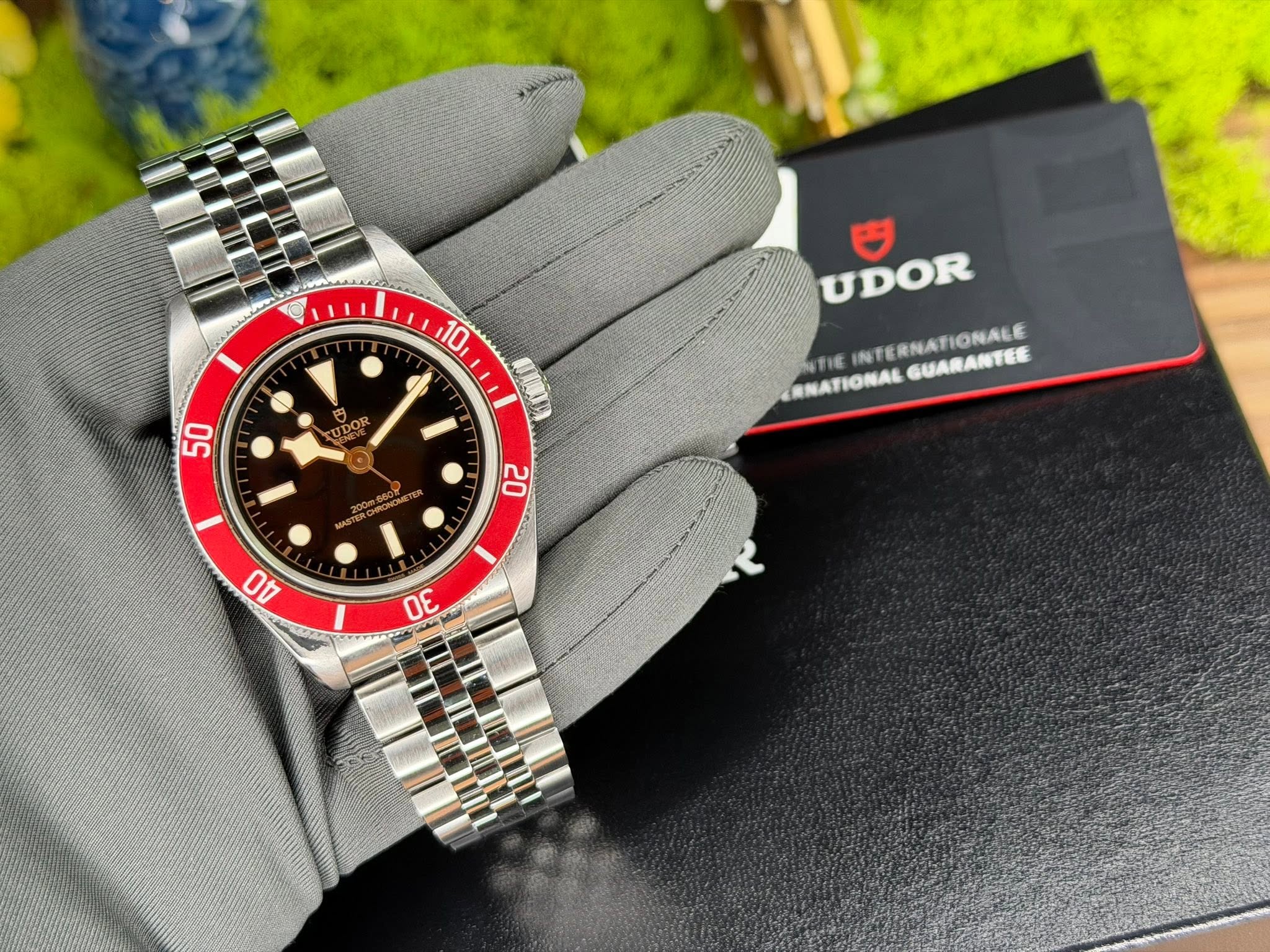 May be an image of wrist watch and text that says '10 00 50 巴 UDOR RNATIONAL RNATIONALGUARANTEE TIE INTERNATIONALE GUARANTEE 02 AO 30'